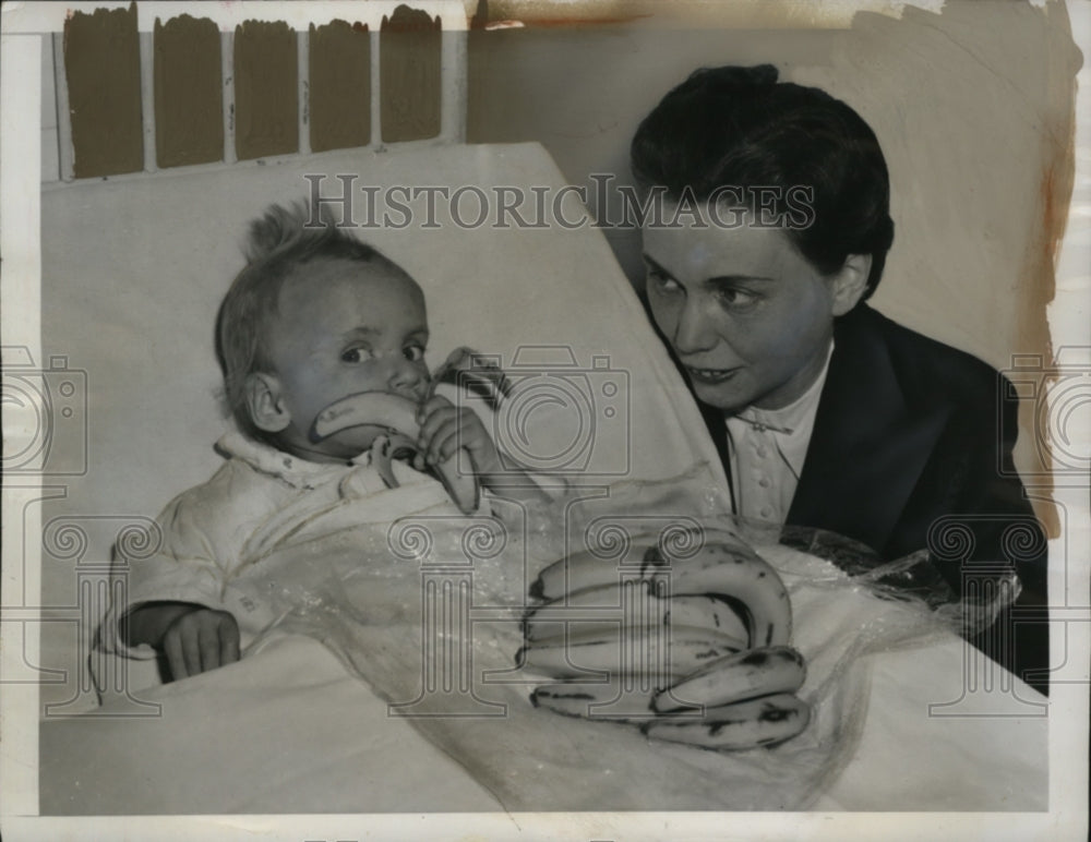 1948 Press Photo Peter Buescher Berlin, Germany Eats Bananas for Rare Disease - Historic Images