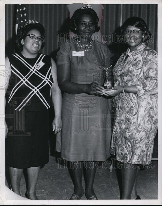 Press Photo Sara Smith, Victoria Hogges, Cora Williams with trophy - neo10056-Historic Images