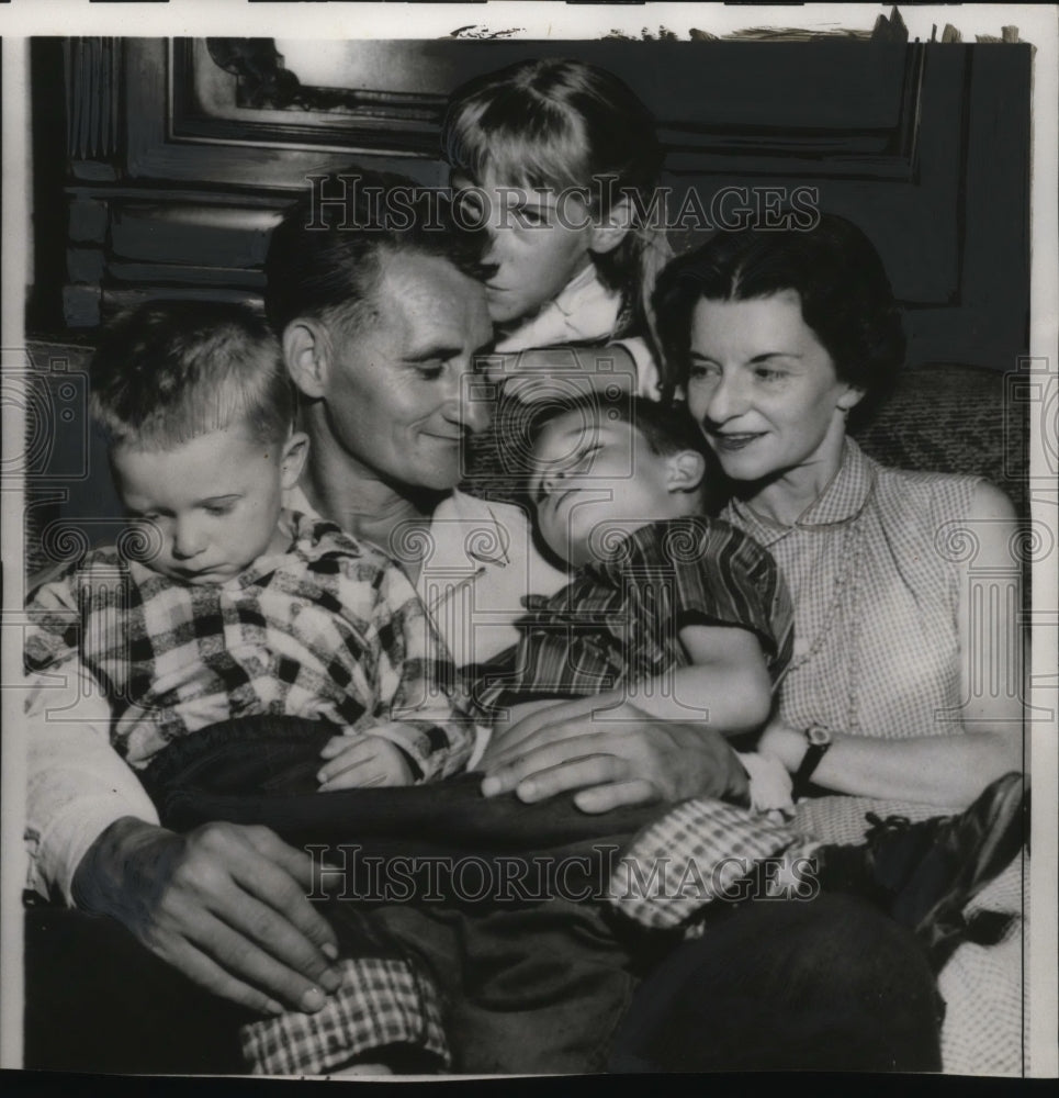 1958 Press Photo Elmer C. Muekel returned to his wife &amp; Children Max, George &amp; - Historic Images