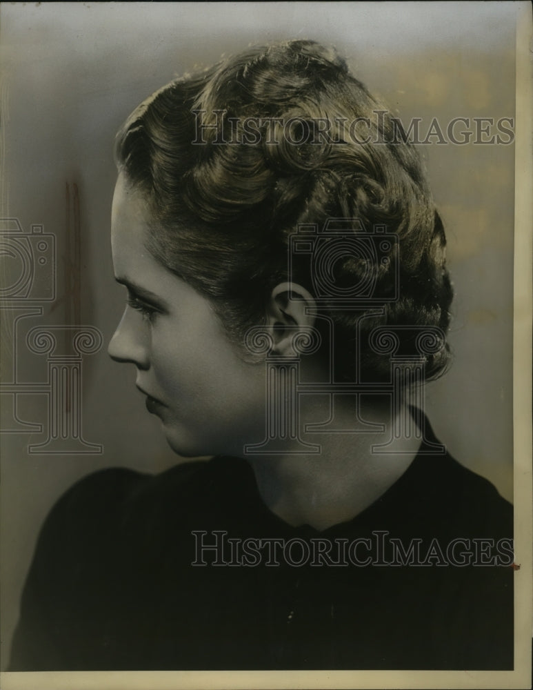 1938 Press Photo Modified upswet coifure hair with soft rolls - Historic Images