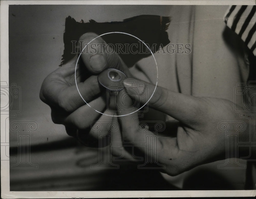 1936 Press Photo &quot;Invisible Eyeglasses&quot; contact Lenses by Dr. william Feinbloom - Historic Images