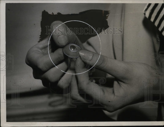 1936 Press Photo "Invisible Eyeglasses" contact Lenses by Dr. william Feinbloom - Historic Images