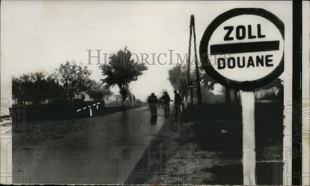 1956 Press Photo Austro-Hungarian Border Point Reporters for Budapest Uprising-Historic Images