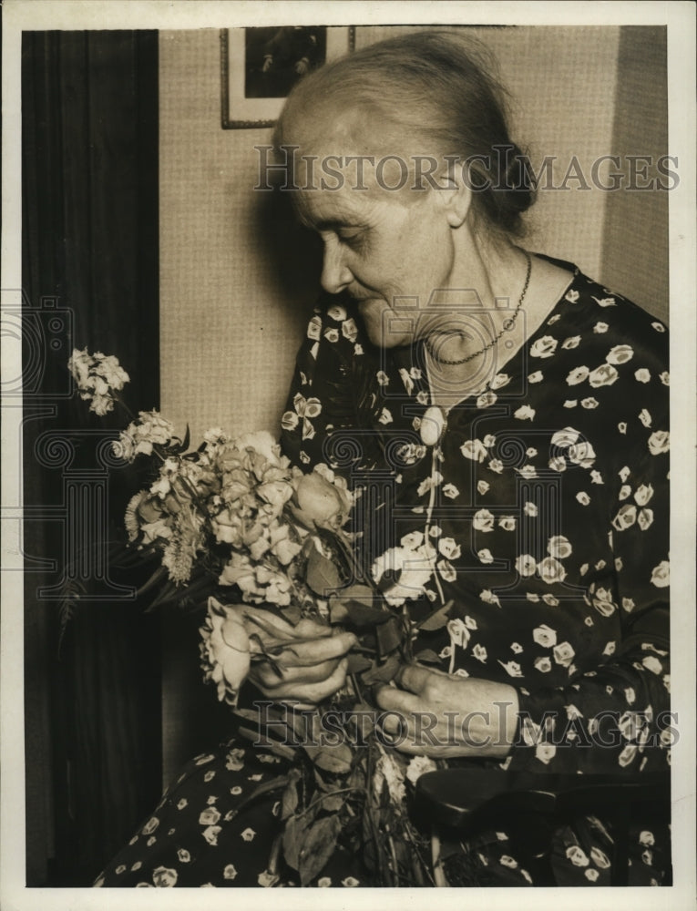 1937 Press Photo Mrs. C.H. Davies holds her flowers for Mothers Day-Historic Images
