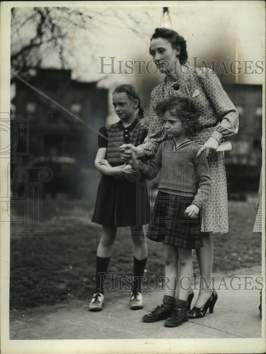 1941 Press Photo Geraldine Davis, Ina Keller & Mrs RW Bingham of Cleveland Ohio - Historic Images