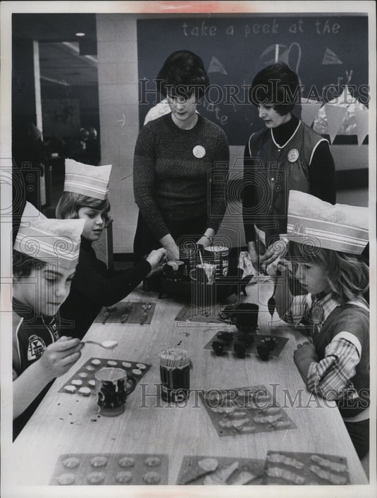 Press Photo Orchard Hollow Elementary School Chocolate Factory, Mentor, Ohio-Historic Images