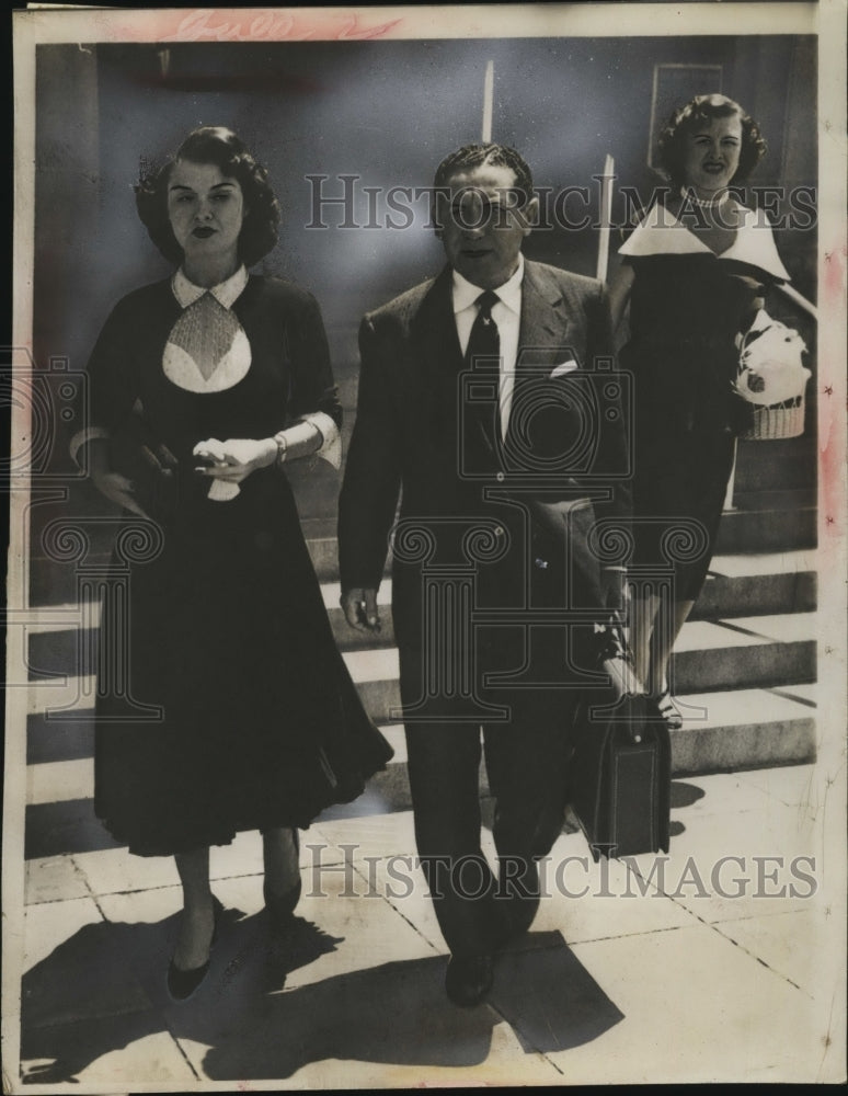 1962 Press Photo Marianne O&#39;Brien leaves court with Atty Louie Nizer &amp; her mom-Historic Images