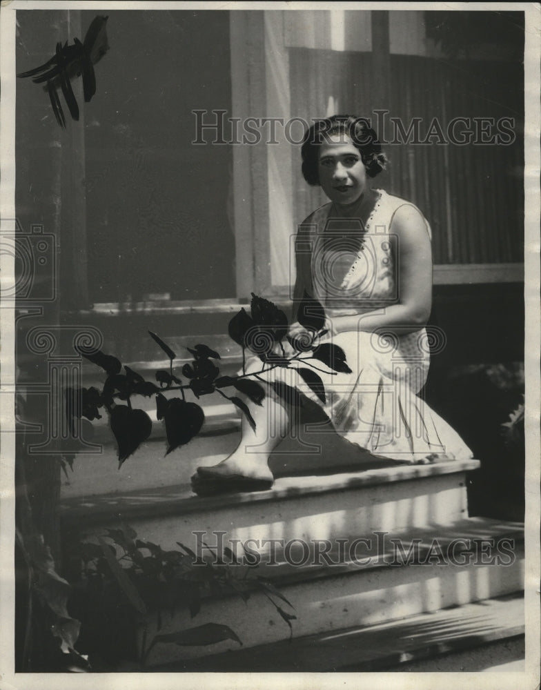 1931 Press Photo Woman Sitting on Steps in White Dress - Historic Images