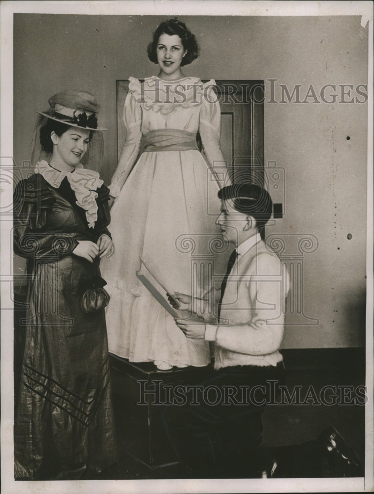 1935 Press Photo Dressmaker Edward Conroy Fitting Evelyn Cater, Bette Vickers - Historic Images