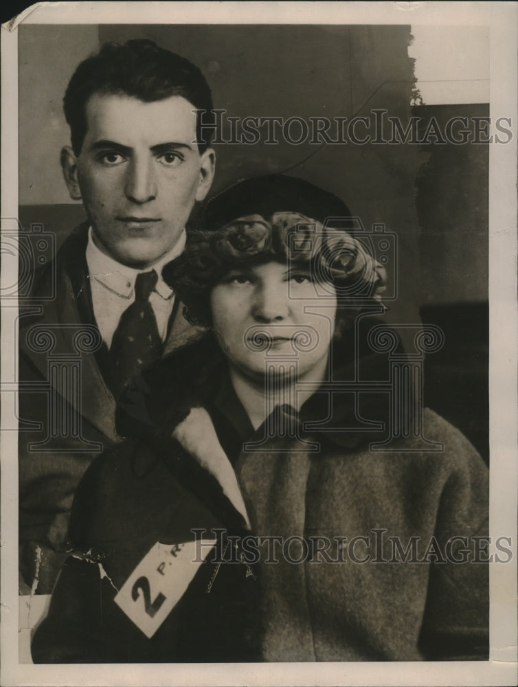 1923 Press Photo Immigrant Sculptor Vram Ovaniesov &amp; Wife - Historic Images