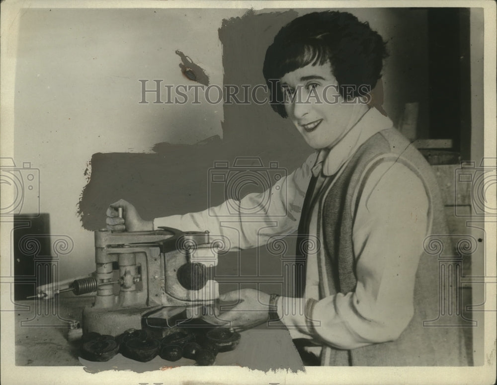 1926 Press Photo Rosa Martucci demonstrates invention to pit peaches - Historic Images