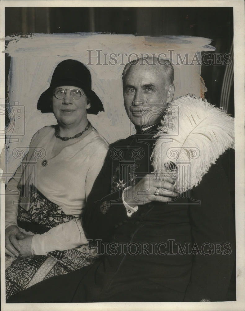 1930 Press Photo A man and woman in fancy dress clothes - Historic Images