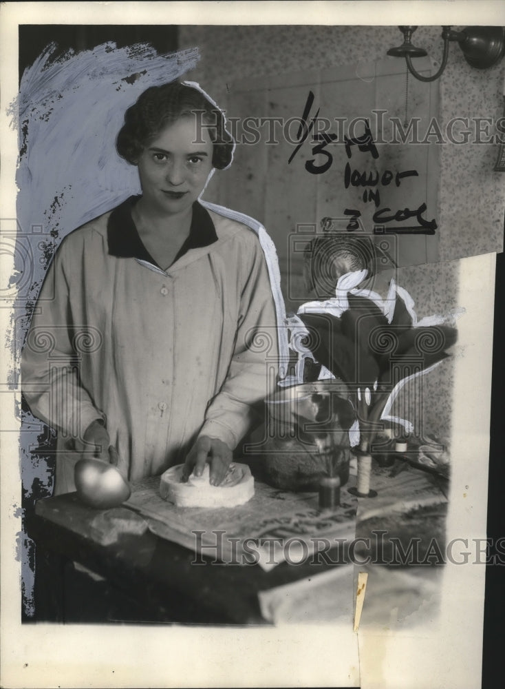 1927 Press Photo Florence Marceaux Prepares Natural History Museum Skunk Cabbage - Historic Images