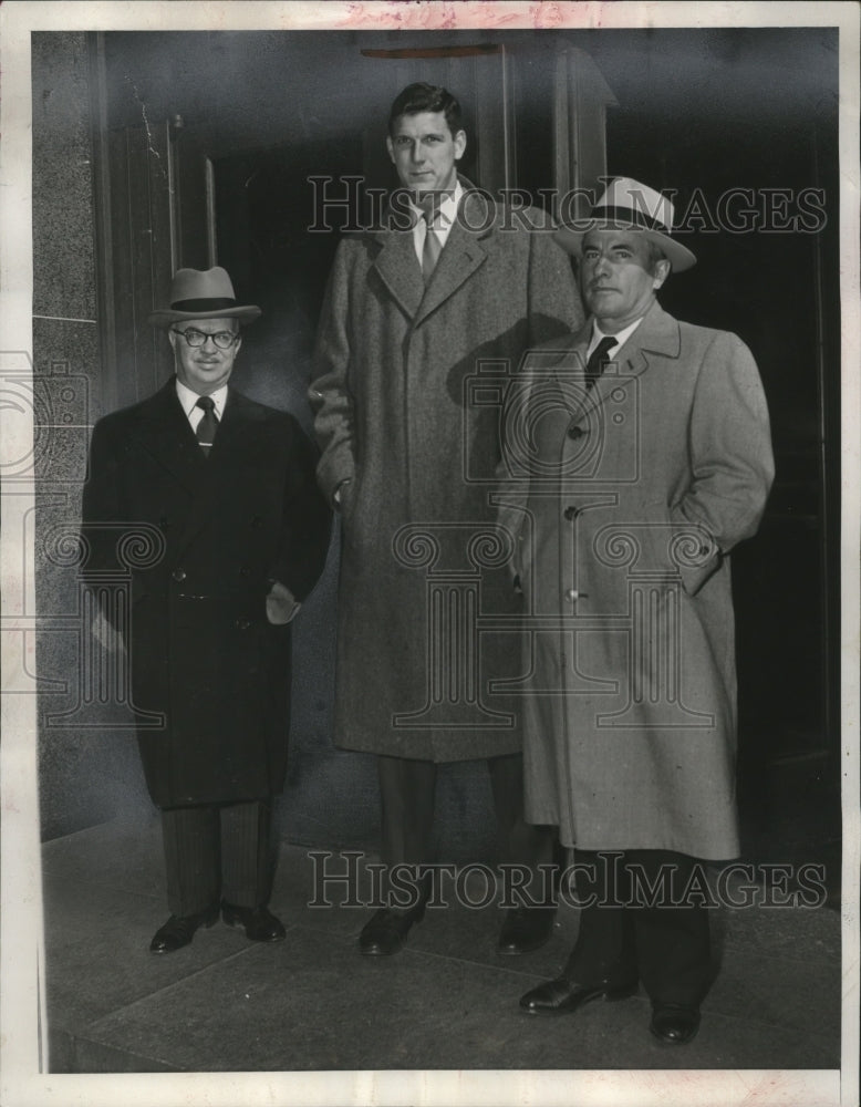 1952 Press Photo Bill Spivey w/ Attorneys Charged in Basketball Fix Case- Historic Images
