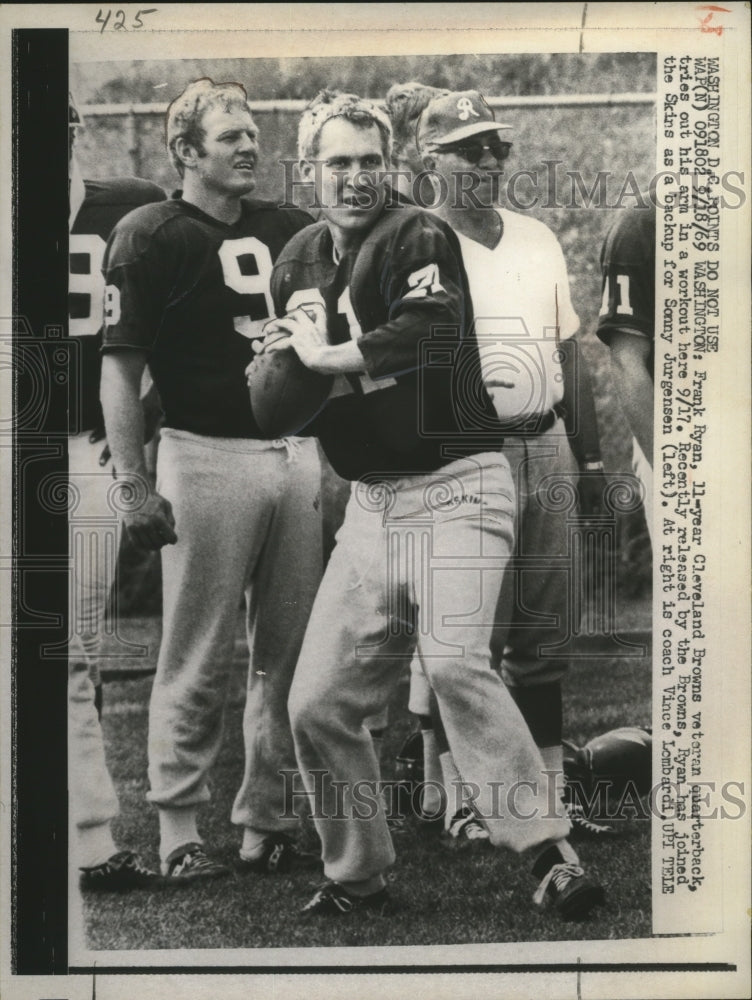 1969 Press Photo Frank Ryan Cleveland Browns QB with Sonny Jurgensen - Historic Images