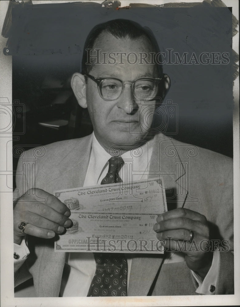 1955 Press Photo Henry Rosenberg &amp;  checks for box seats  in Cleveland - Historic Images