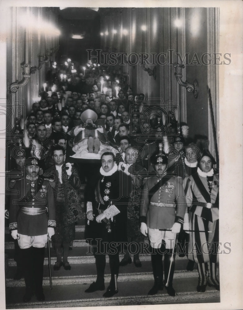 1939 Press Photo Vatican City Body of Pope carried from Sistine Chapel - Historic Images