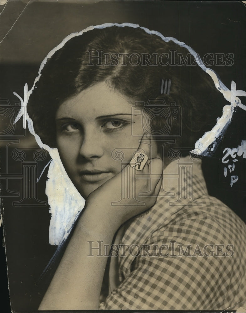 1922 Press Photo Helen Lewis modeling a &#39;flapper&#39; ring - Historic Images