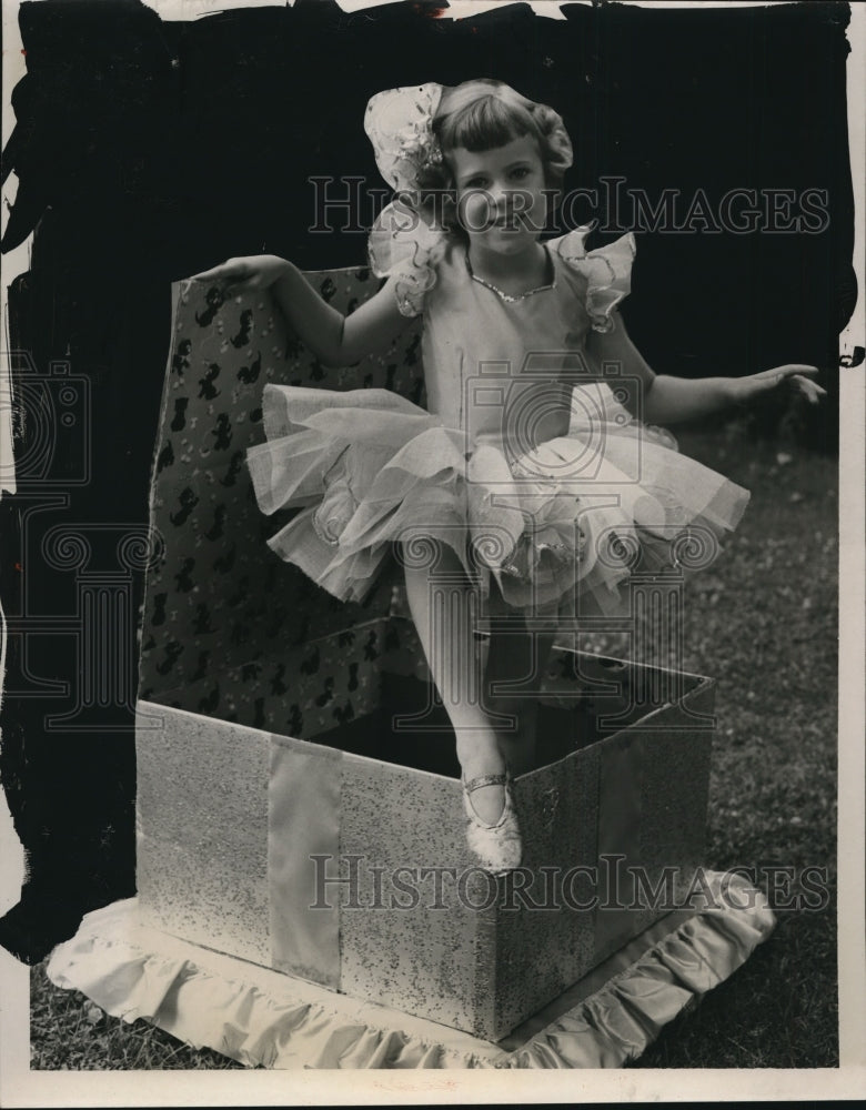 1950 Press Photo Linda Lorenz at Lakewood Day Parade, Ohio - neo13090-Historic Images