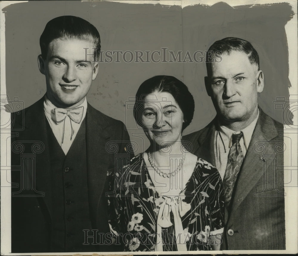 1931 Press Photo Mr &amp; Mrs Carl Woltz &amp; son Eugene get inheritance in Kansas - Historic Images