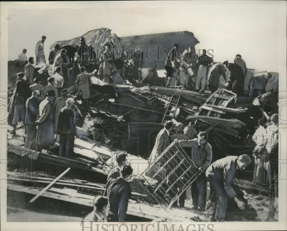 1952 Press Photo Rescue work at a train wreck in England - neo13624-Historic Images