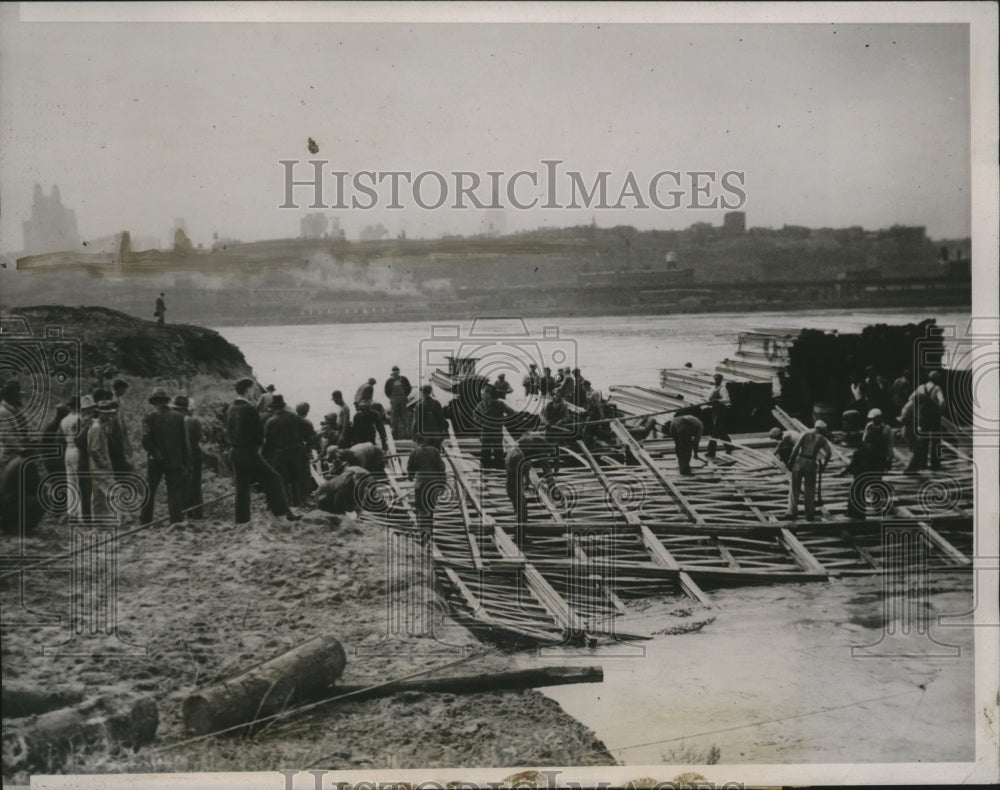 1935 Press Photo workers laying rip-rap to halt Missour River flood waters - Historic Images