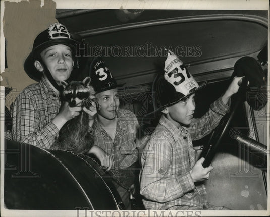 1949 Press Photo Thomas, Larry & David Meal at Cleveland firehouse no 42 - Historic Images