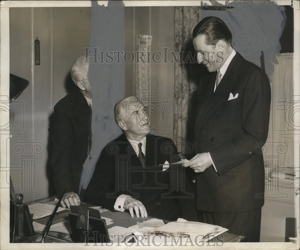 1942 Press Photo Earle R Lewis Edward Johnson L Lidlo Presenting $10000 Check - Historic Images