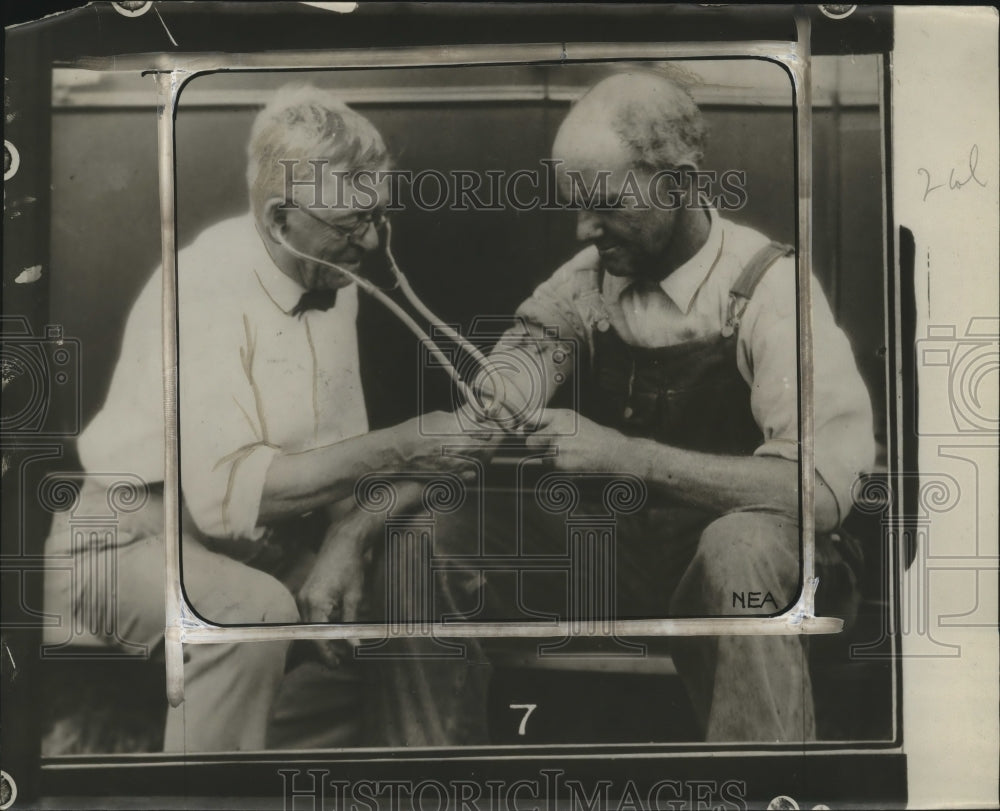 1926 Press Photo Dr Isaac Lukens Examines Thomas Nelson of Tekemah Nebraska-Historic Images