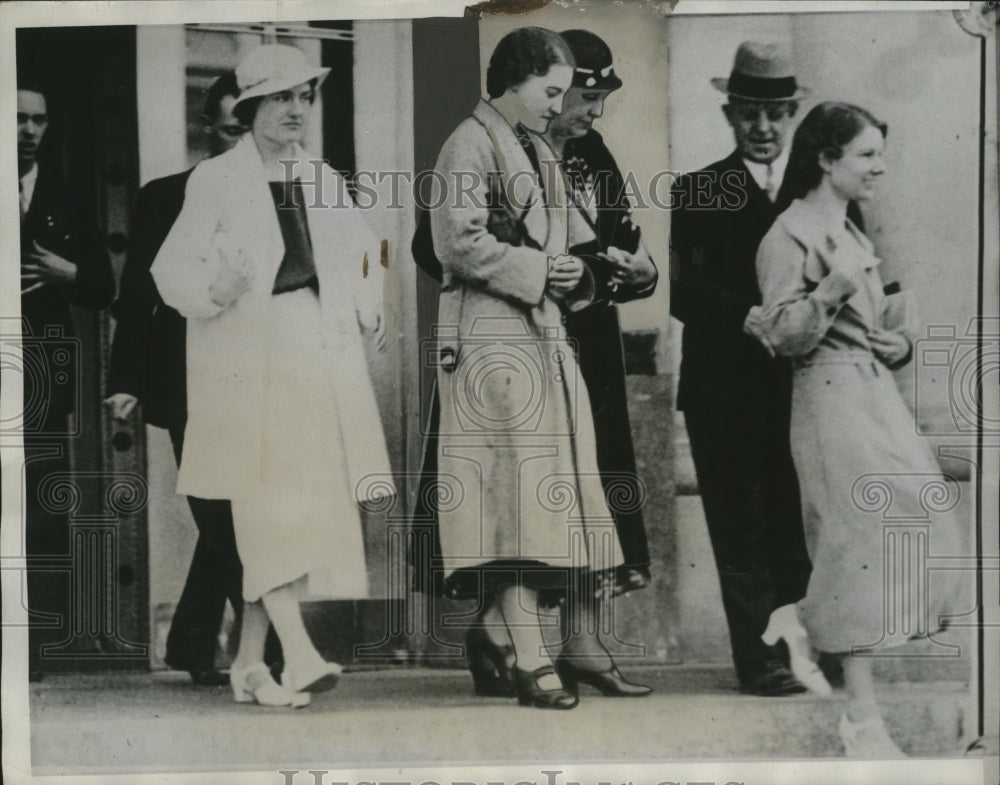 1934 Press Photo Georgia Hillwith parents as she sues schoolmates - Historic Images