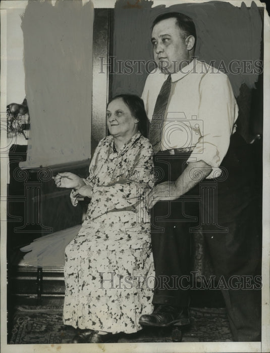 1933 Press Photo Mother & Brother of Capt Stephen Darius - neo14716-Historic Images