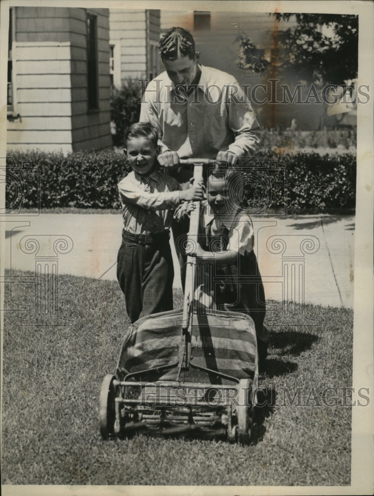 1938 Press Photo Earl Carnil w/ Children, Earl &amp; Leslie Mowing Grass - Historic Images