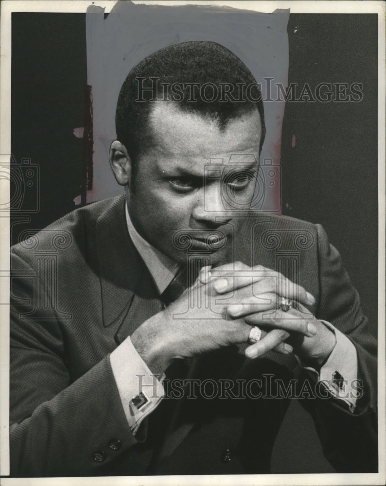 1970 Press Photo Curt Flood ponders question during TV Interview at Press Conf.-Historic Images