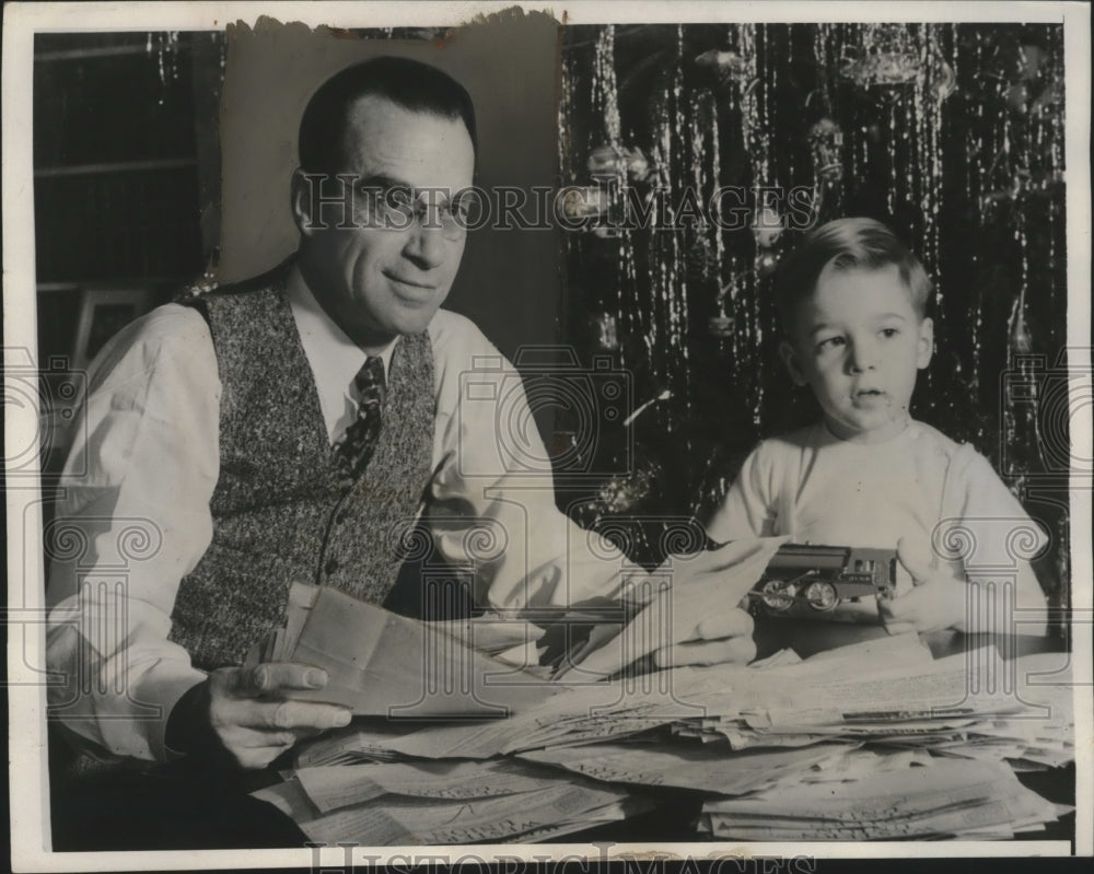 1940 Press Photo Verne Marshall and Son John Randolph Read Anti-War Telegrams - Historic Images