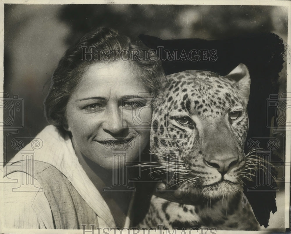 1929 Press Photo Ms. Olga Celesta and Princess Luna Park Zoo, L.A., - neo15477-Historic Images