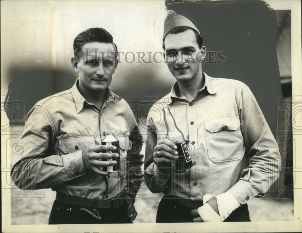 1940 Press Photo Frank Kazmierczak, Robert Guiton US Soldiers Drink Beer &amp; Pop - Historic Images