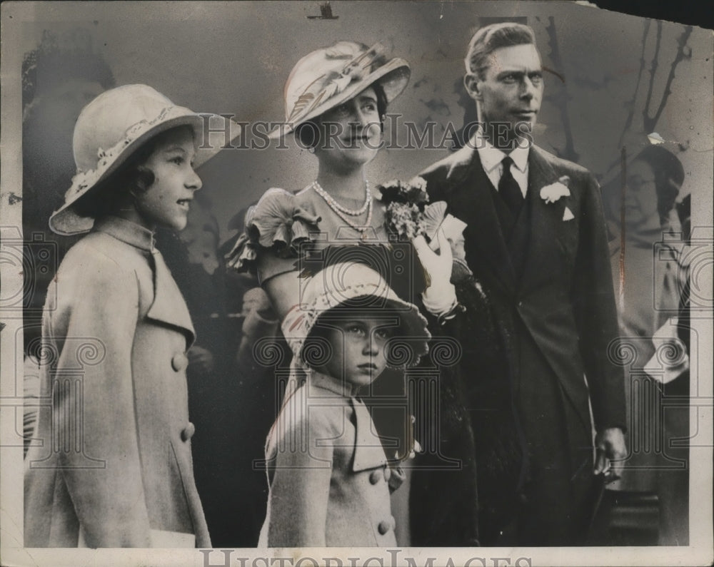 1936 Press Photo Duke &amp; Duchess of York w/ Children at Joan Elphinstone Wedding - Historic Images