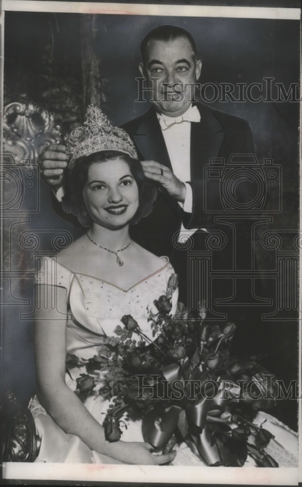 1953 Press Photo Barbara Schmidt Tournament of Roses Queen Crowned, Harry Hurry - Historic Images