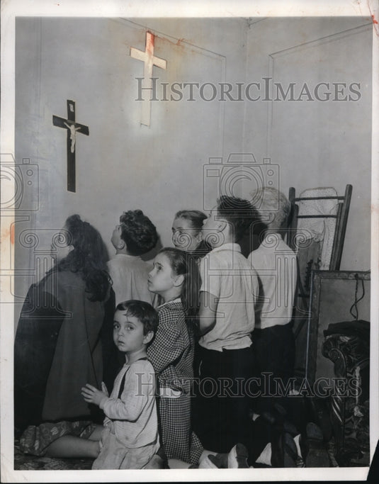 1949 Press Photo Tom Dashy & Family Praying for New Home - Historic Images
