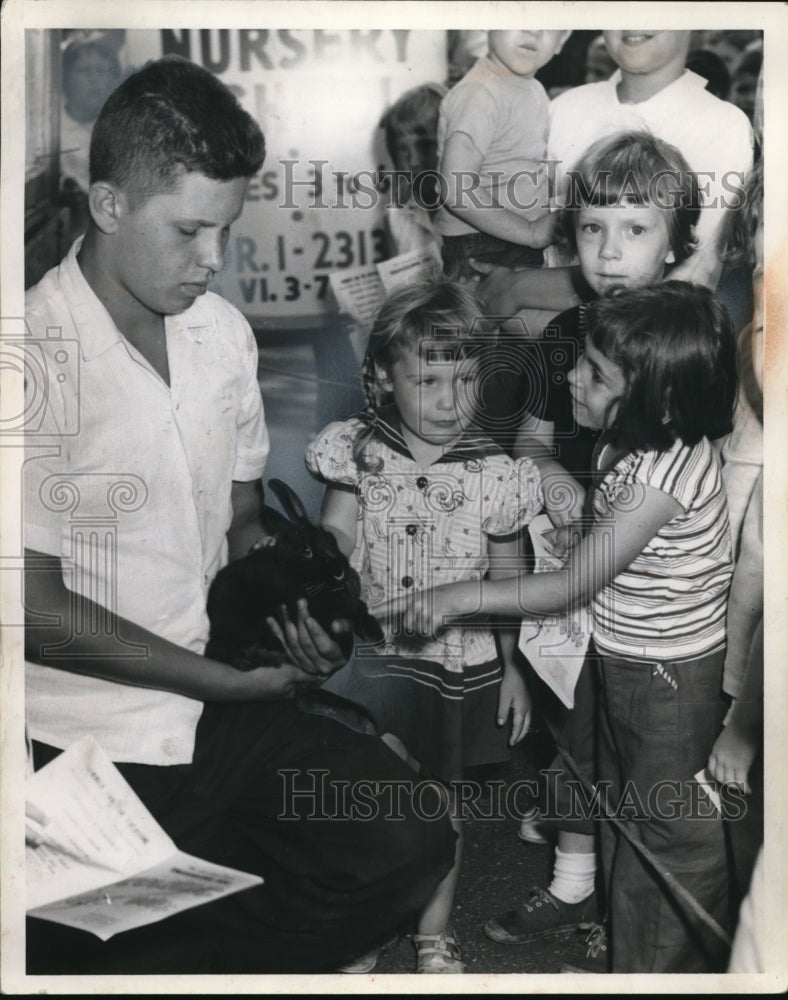 Press Photo Children at Traveling Zoo - neo15970-Historic Images