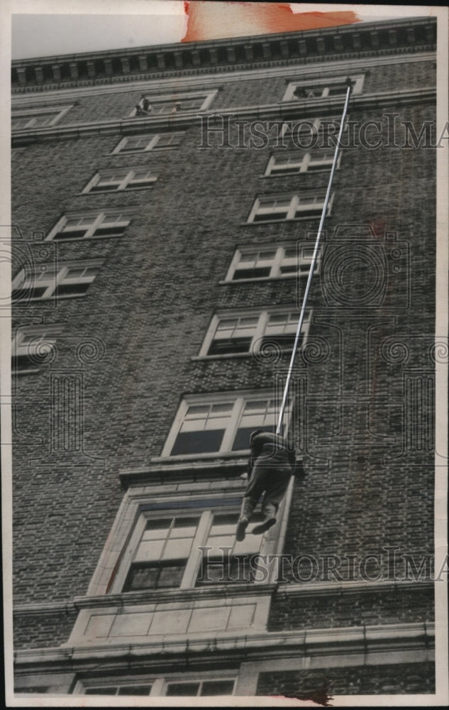 1947 Press Photo Irving Basset Demonstrates Safety-Scape at Biltmore Hotel, GA-Historic Images