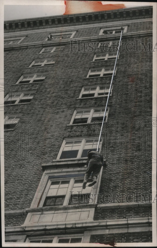 1947 Press Photo Irving Basset Demonstrates Safety-Scape at Biltmore Hotel, GA-Historic Images