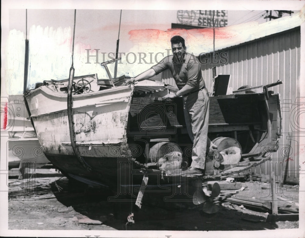 1953 Press Photo Shipwreck of Bob Opal &amp; Warren Cook at Edgewater Marina - Historic Images