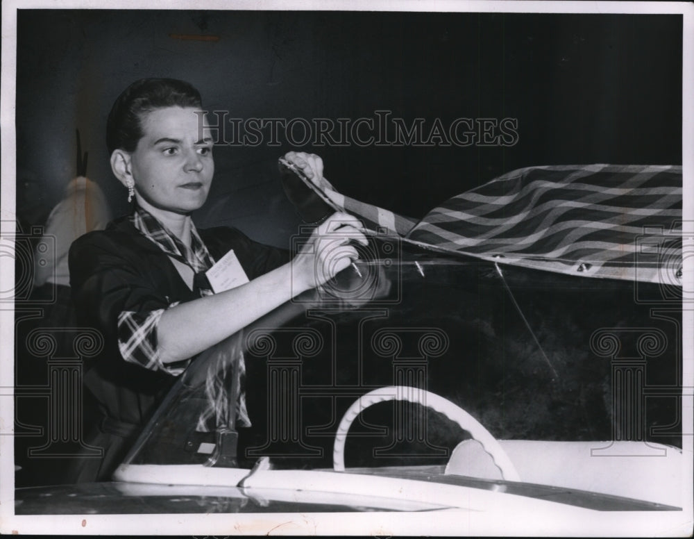 1958 Press Photo Boat Show Specialty Sewing, Thea Mayhard of Willoughby Co.-Historic Images