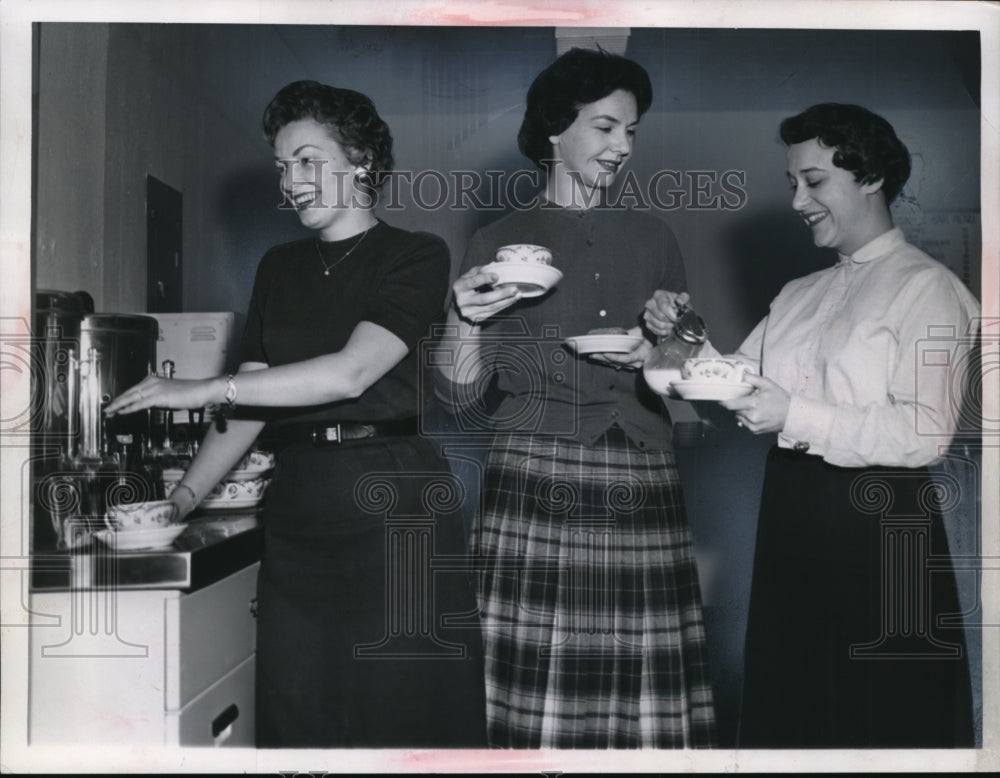 1960 Press Photo Miss Karla Priesmeyer, Mrs. Rita De Leur & Joanne Schwing-Historic Images