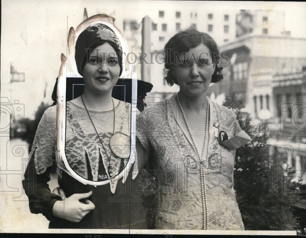 1928 Press Photo Olivette Hightower &amp; Mrs. Hodges Greet Democratic Nat&#39;l Con. - Historic Images