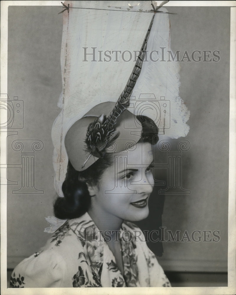 1943 Press Photo Women&#39;s Feather Hat Fashion - Historic Images