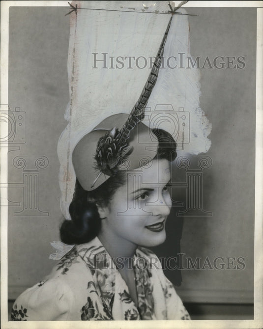 1943 Press Photo Women's Feather Hat Fashion - Historic Images