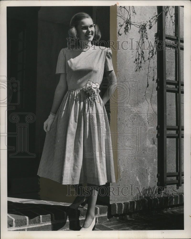 1947 Press Photo A woman models a gingham checked dress by Best &amp; CO - Historic Images