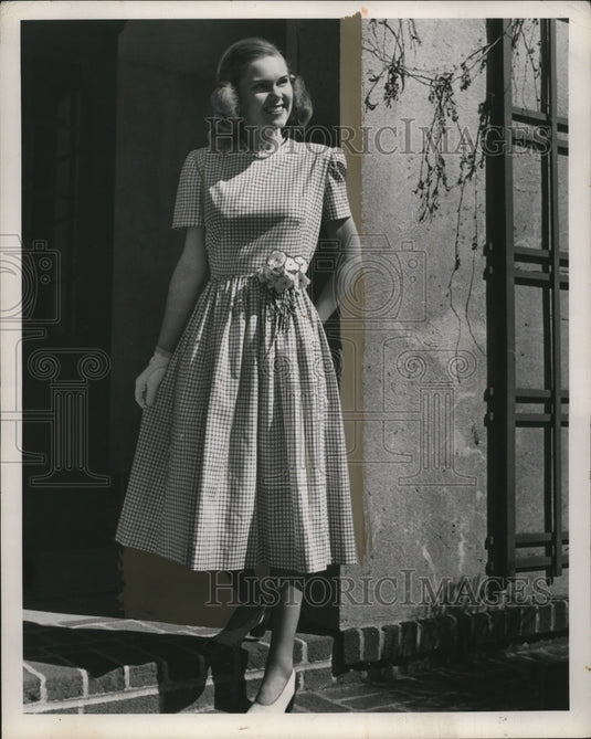 1947 Press Photo A woman models a gingham checked dress by Best & CO - Historic Images